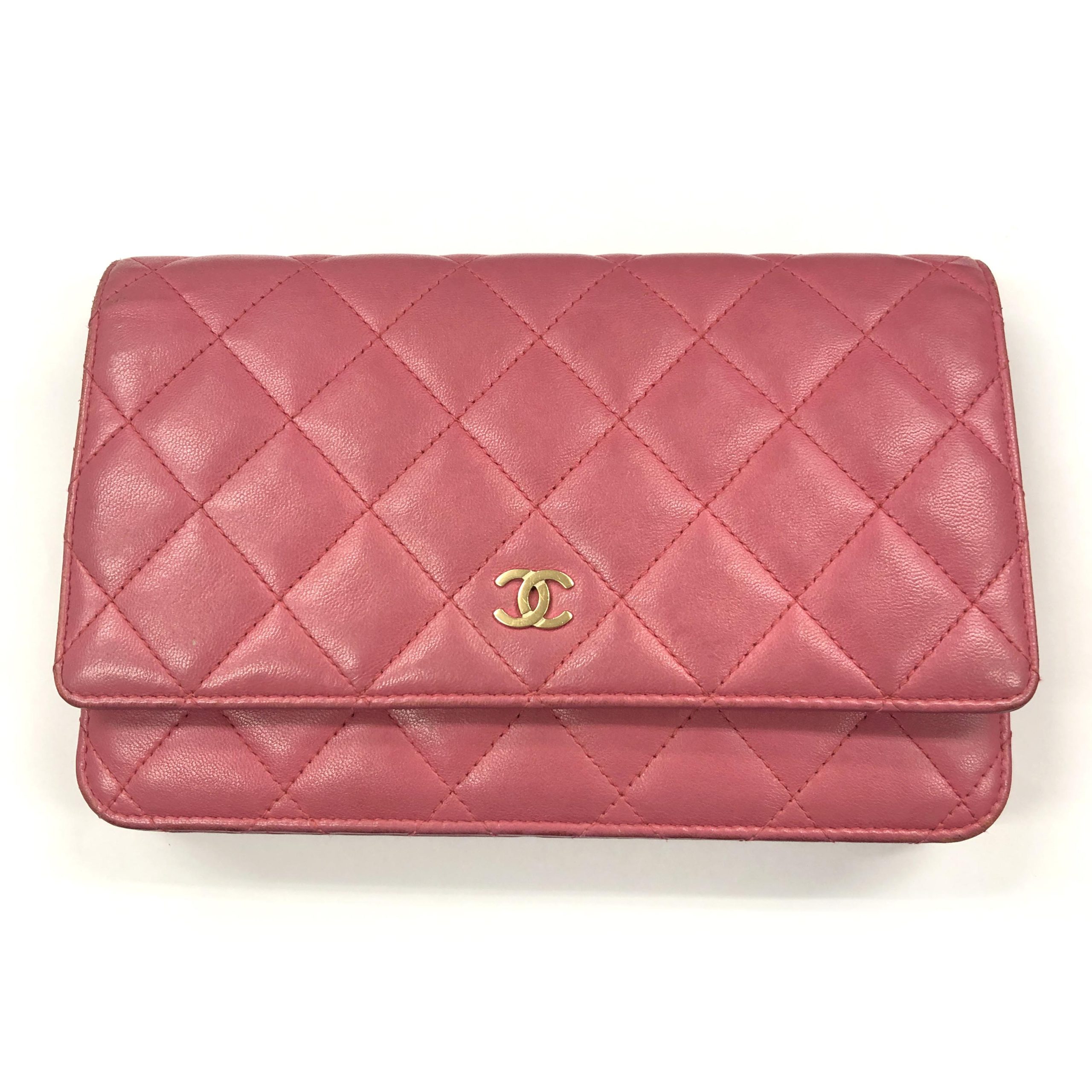 Read more about the article CHANEL Matelasse/Lambskin Chain Shoulder Wallet