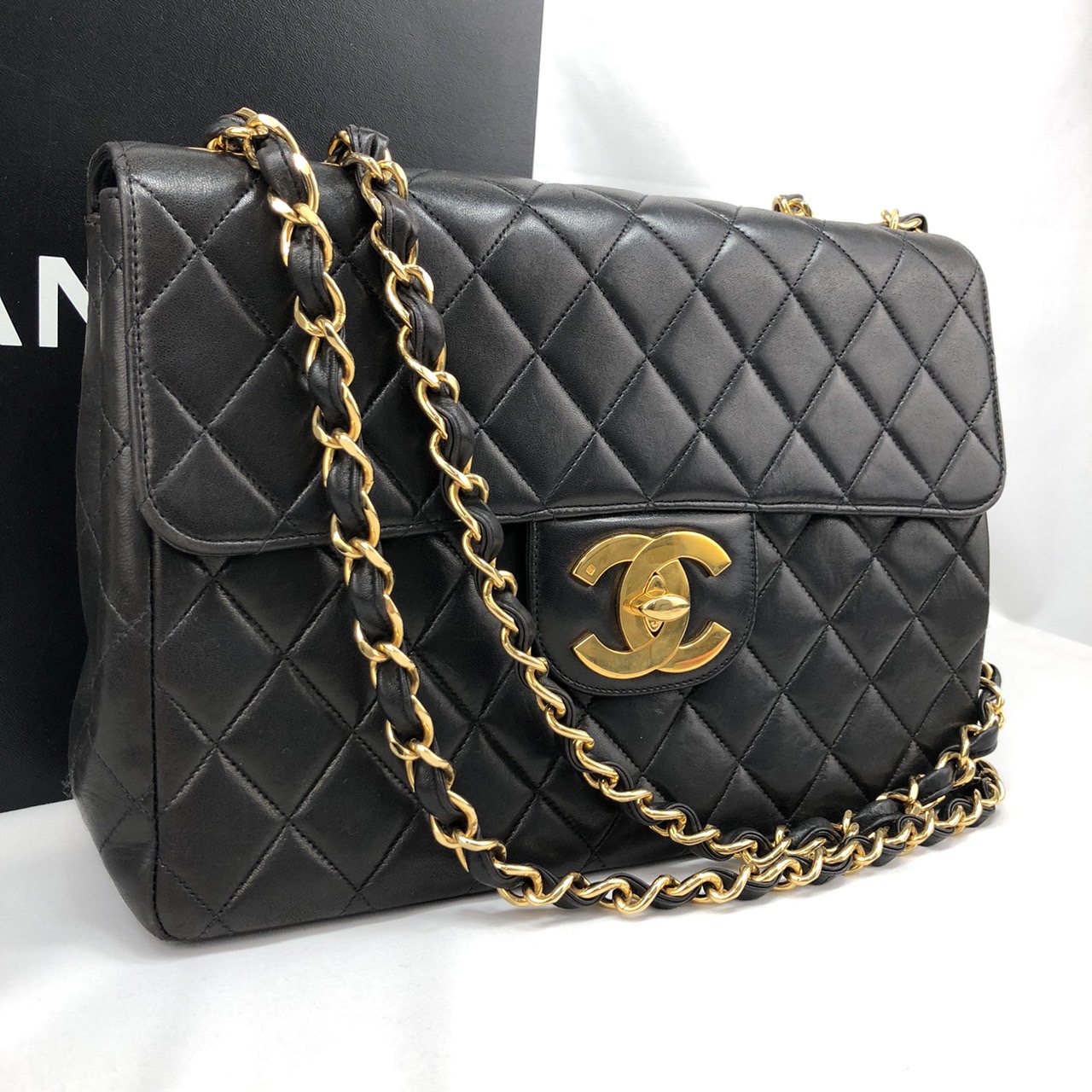 Read more about the article CHANEL ラムスキン デカマトラッセ Wチェーン バッグ 買取価格